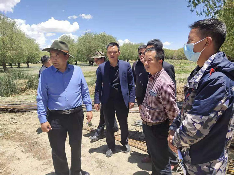 西藏自治區(qū)環(huán)保廳羅杰廳長等眾多領(lǐng)導(dǎo)蒞臨扎囊縣污水處理廠考評(píng)工作